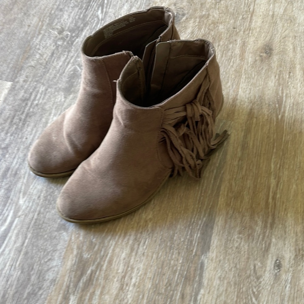 Brown booties with tassels, worn a few times. size 9